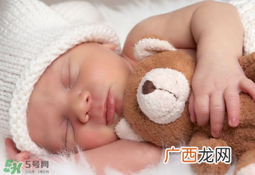 宝宝可以和爸爸妈妈一起睡吗？宝宝出生后在哪睡觉好？