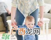 宝宝一岁多了还不会走路怎么办？宝宝走路晚是什么原因造成的