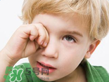 宝宝总是拿手揉眼睛是怎么了？宝宝眼睛痒怎么处理？