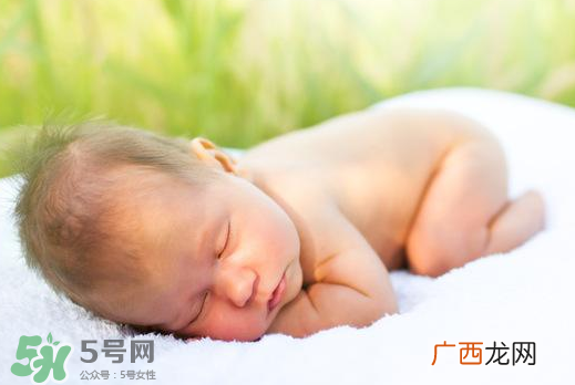宝宝晒太阳后出湿疹正常吗？宝宝晒太阳会出湿疹吗？