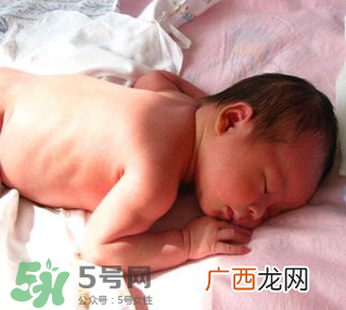 宝宝晒太阳后出湿疹正常吗？宝宝晒太阳会出湿疹吗？