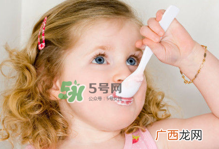 一岁后的宝宝如何喂养？宝宝喝牛奶好吗？