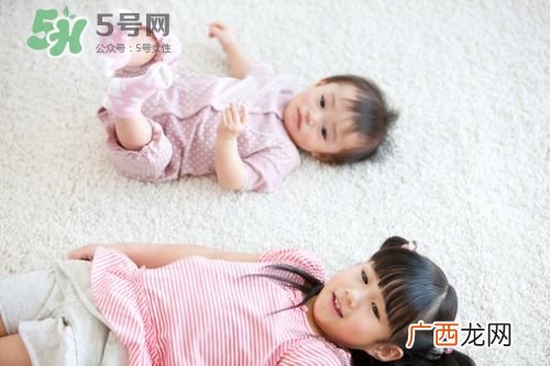 什么时候跟孩子分床睡好？婴儿跟父母分房睡还是分床睡？