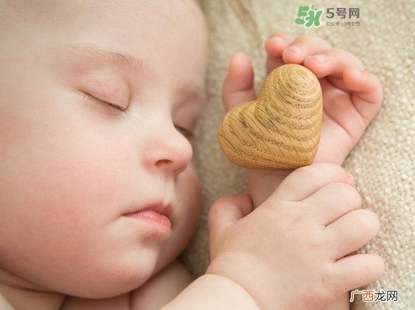 什么时候跟孩子分床睡好？婴儿跟父母分房睡还是分床睡？
