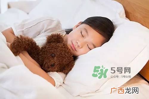 什么时候跟孩子分床睡好？婴儿跟父母分房睡还是分床睡？
