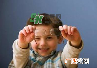 宝宝爱看电视怎么办？宝宝爱看电视对眼睛有影响吗？