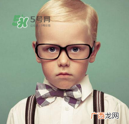 宝宝爱看电视怎么办？宝宝爱看电视对眼睛有影响吗？