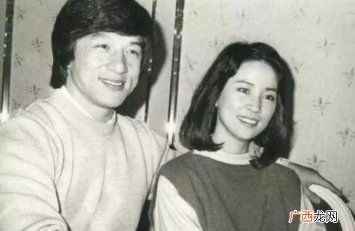 成龙66岁妻子林凤娇穿短裙现身 成龙老婆照片