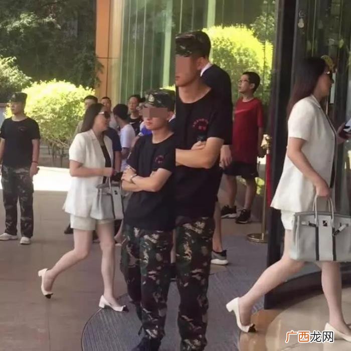 成龙66岁妻子林凤娇穿短裙现身 成龙老婆照片