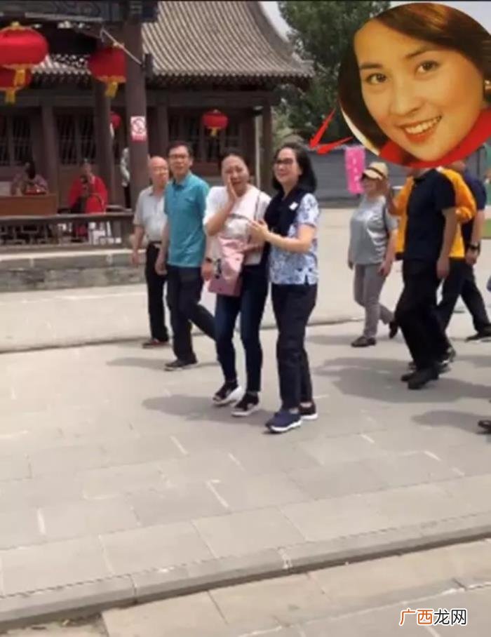 成龙66岁妻子林凤娇穿短裙现身 成龙老婆照片