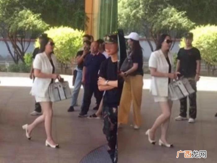 成龙66岁妻子林凤娇穿短裙现身 成龙老婆照片