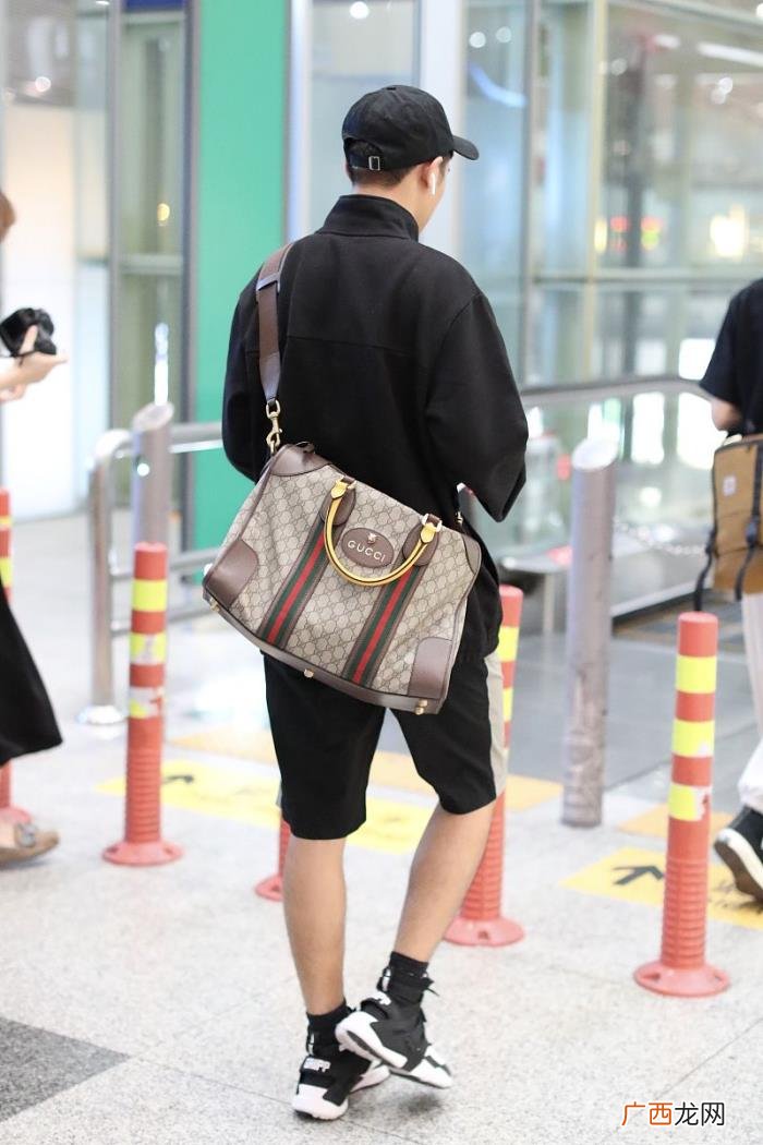 伍嘉成穿黑色棒球衫休闲舒适 棒球衫如何搭配