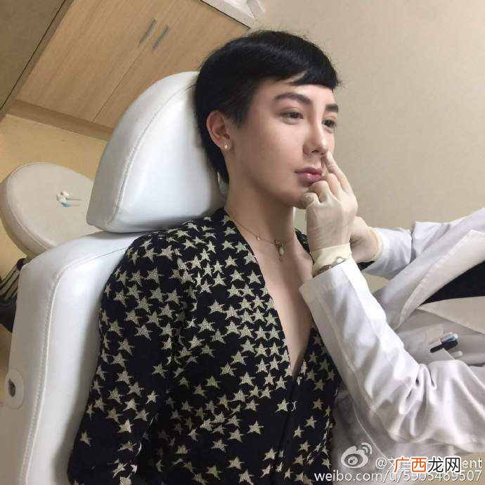 刘梓晨家庭背景及父母 刘梓晨整容前后对比