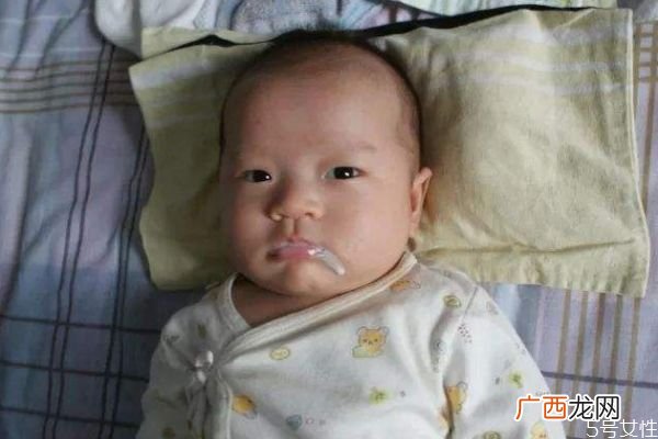 婴儿吐奶是什么原因呢婴儿为什么吐奶呢