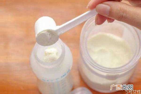 婴儿躺着喝奶粉好吗婴儿应该怎么喝奶粉