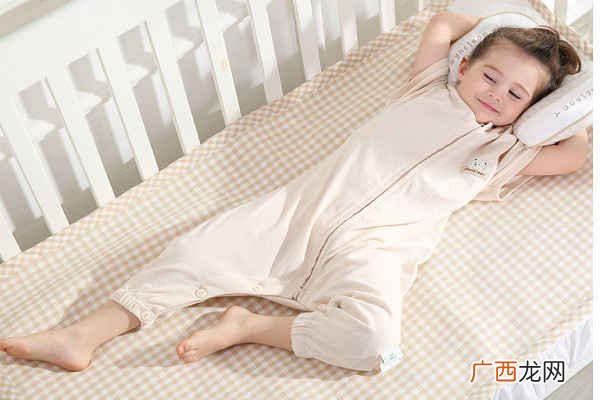 穿睡袋还要给宝宝盖被子吗宝宝睡睡袋里面穿什么