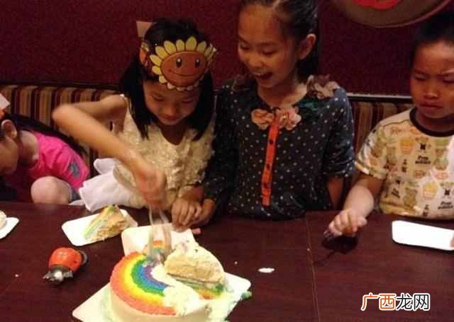 10岁女孩子生日送什么礼物好（妈妈给孩子送礼物