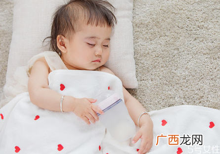 婴儿飞机抱不哭的原因飞机抱几个月能做