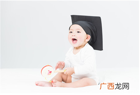 婴儿飞机抱不哭的原因飞机抱几个月能做
