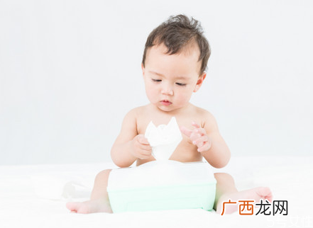 婴儿飞机抱不哭的原因飞机抱几个月能做