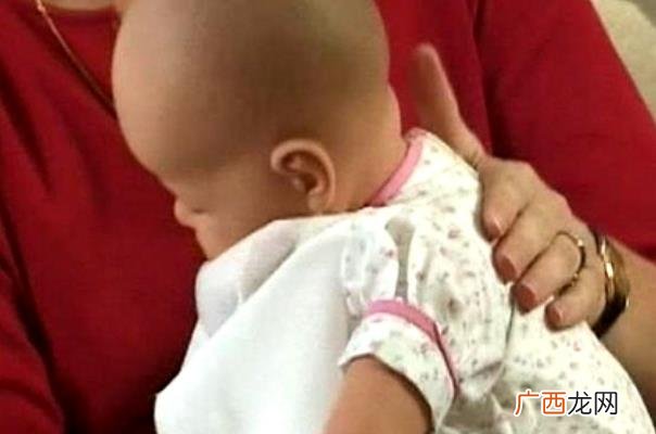 婴儿吐奶要紧吗婴儿吐奶要不要抱起来