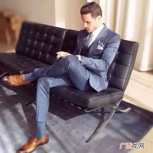男士西装选什么颜色好看（西装6种色是品质男的