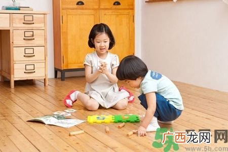 孩子手部灵活度怎么训练?巧手游戏6阶段强化手指灵活