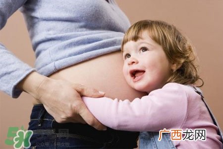 宝宝发烧怎么物理降温？6种物理降温方法最有效