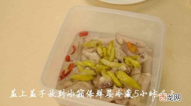 泡椒凤爪怎么做最好吃（家常秘制柠檬泡鸡爪的