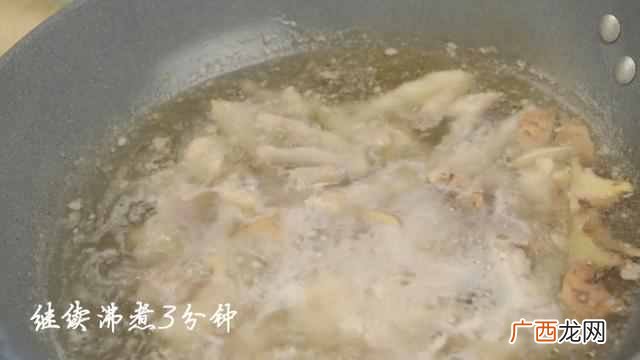 泡椒凤爪怎么做最好吃（家常秘制柠檬泡鸡爪的