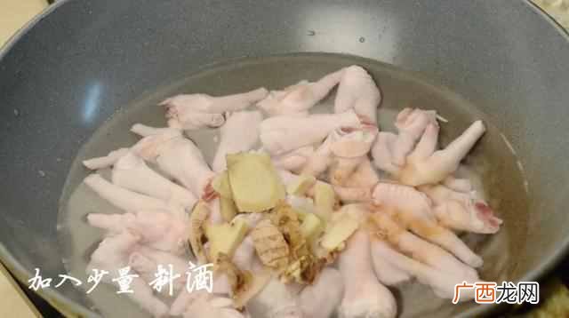 泡椒凤爪怎么做最好吃（家常秘制柠檬泡鸡爪的