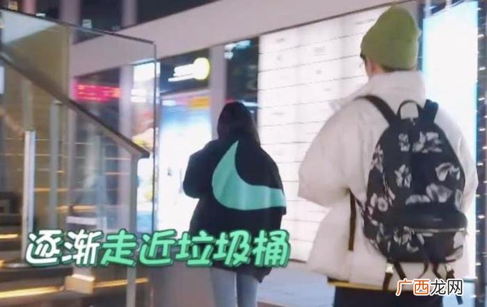 林允1天狂喝6斤奶茶 林允街头喝奶茶