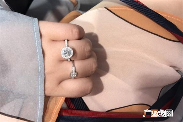 戴比尔斯和tiffany对比哪个贵哪个好