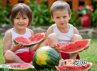 宝宝发烧时能吃西瓜吗？宝宝咳嗽能不能吃西瓜？