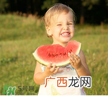 宝宝发烧时能吃西瓜吗？宝宝咳嗽能不能吃西瓜？
