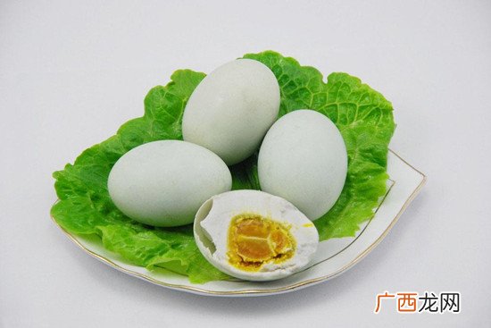 吃咸鸭蛋有什么功效 咸鸭蛋不能与什么同吃