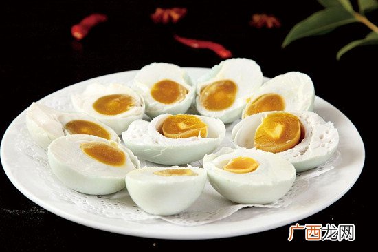 吃咸鸭蛋有什么功效 咸鸭蛋不能与什么同吃
