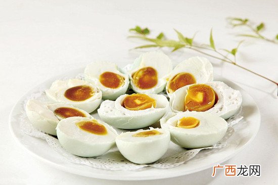 吃咸鸭蛋有什么功效 咸鸭蛋不能与什么同吃