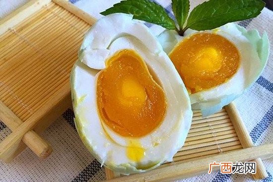 吃咸鸭蛋有什么功效 咸鸭蛋不能与什么同吃