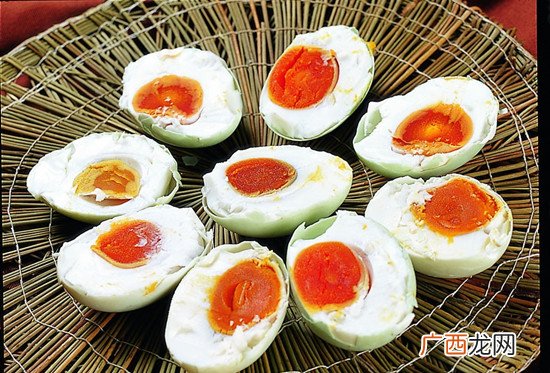 吃咸鸭蛋有什么功效 咸鸭蛋不能与什么同吃