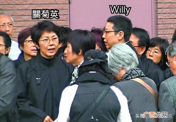 63岁关菊英携同性伴侣现身 关菊英与周伟利