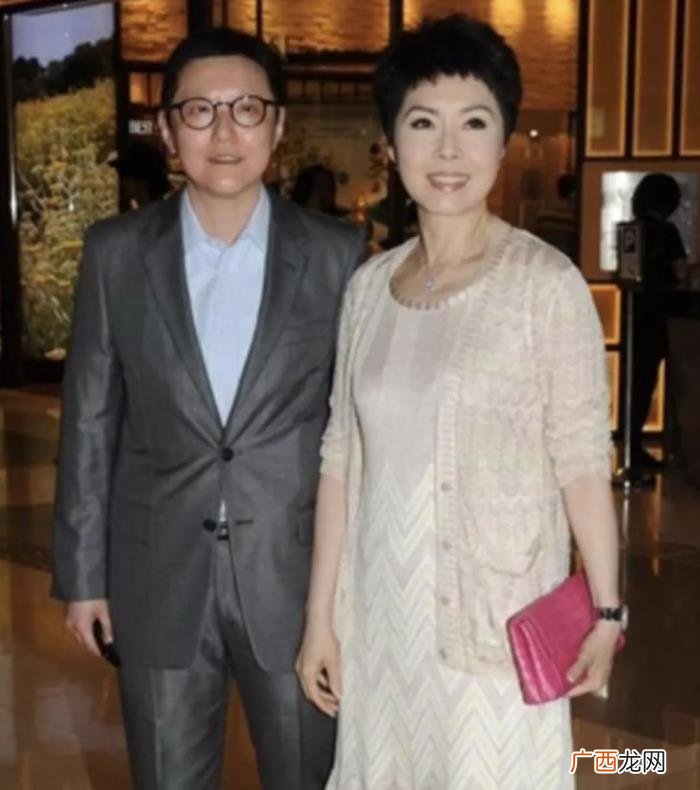 61岁关菊英与同性伴侣外游 关菊英周伟利