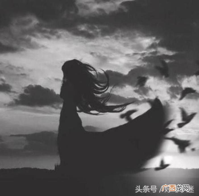 爱一个人卑微到尘埃的说说 卑微的爱情伤感句子