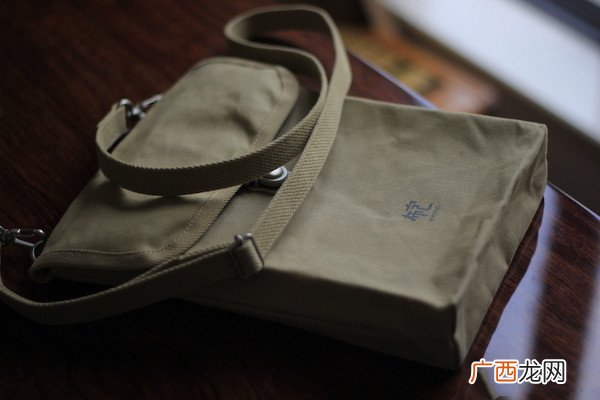 帆布包的清洗保养方法及搭配方案