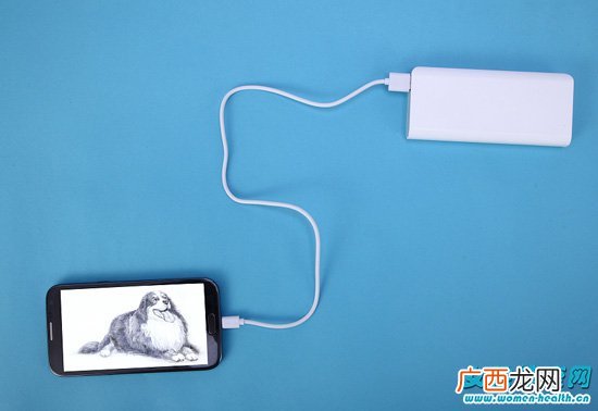 长时间玩手机眼睛模糊怎么回事 躺着玩手机危害更大