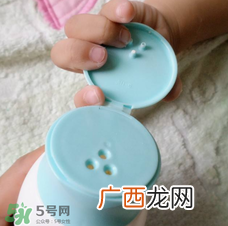 爽身粉可以擦脸上吗？脸上可不可以涂爽身粉？