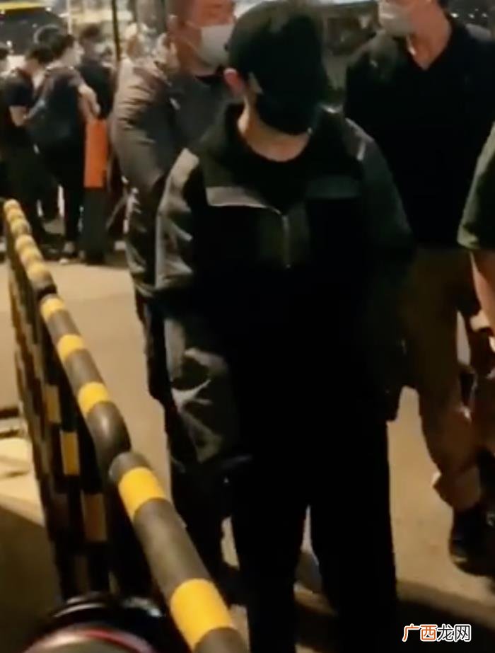 易烊千玺近期，易烊千玺被曝腿部受伤