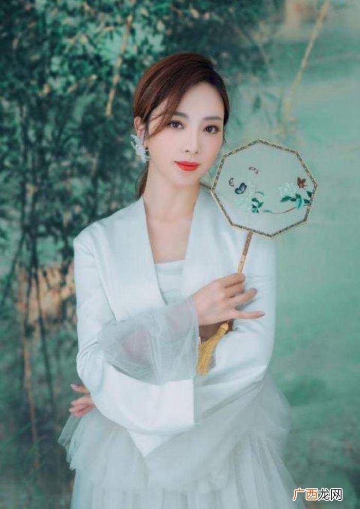 节目主持人李思思，央视主持人李思思晒健身美照