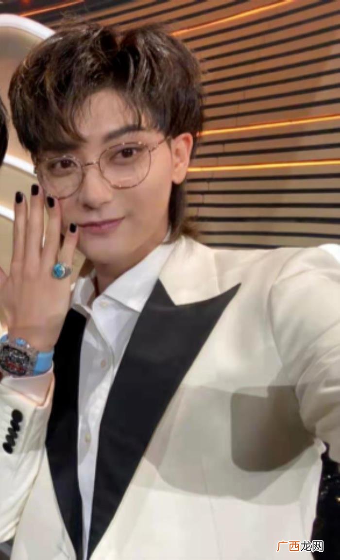 微博之夜有黄子韬吗，丁真在微博之夜送黄子韬戒指