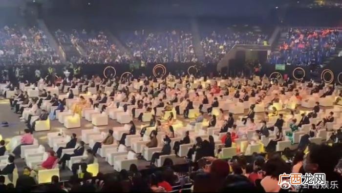 微博之夜有黄子韬吗，丁真在微博之夜送黄子韬戒指